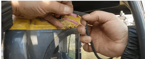 HD mechanic inserting cable to a butt connector