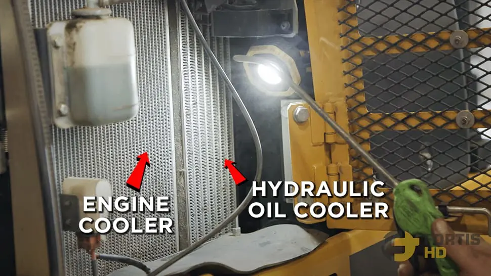 Arrows pointing at the engine and hydraulic oil coolers of a 17G mini excavator